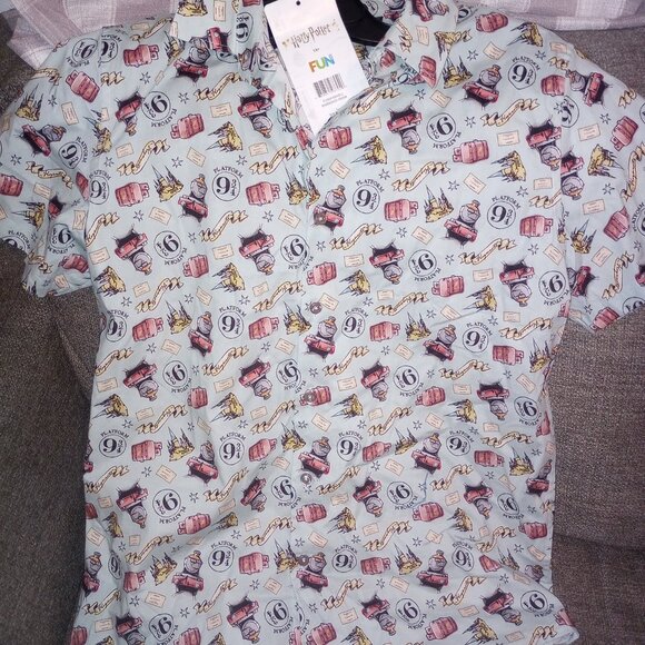 New L Harry Potter Button-Up: Platform 9 3/4 & Hogwarts Express - Picture 4 of 5